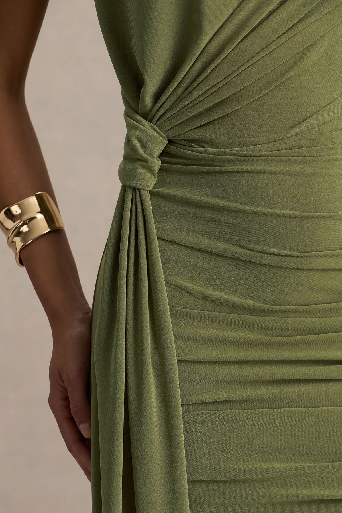 Sorenna | Vestido Corto Oliva de Cuello Alto con Detalle Cruzado y Cinta Larga
