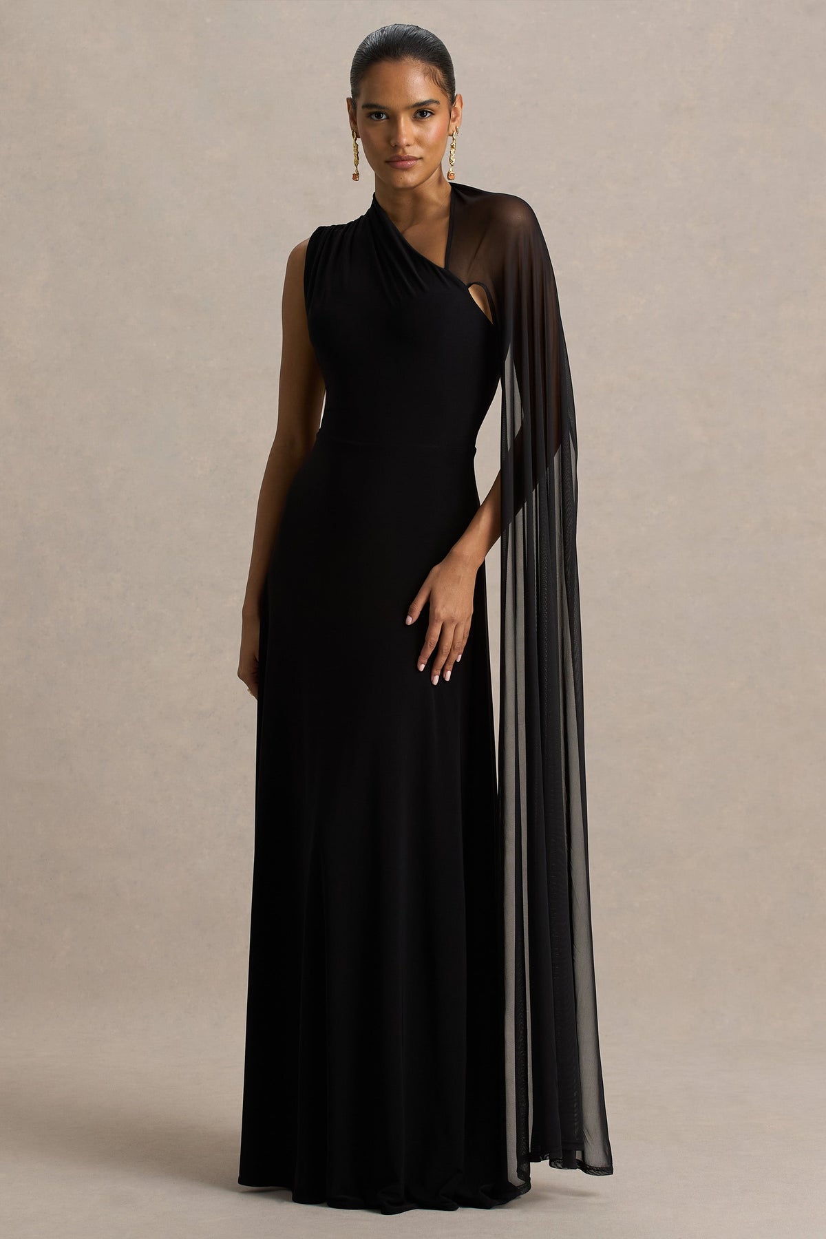 Selena | Vestido largo negro de tul con manga tipo capa