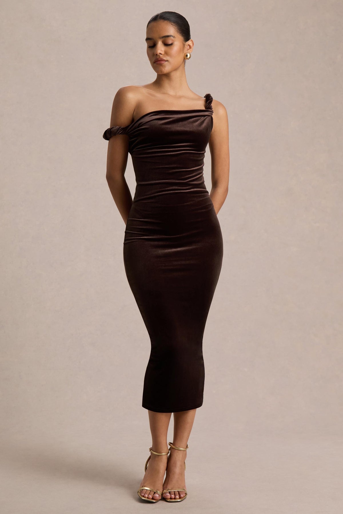 Carella | Vestido Midi Asimétrico de Terciopelo Marrón con Retorcido
