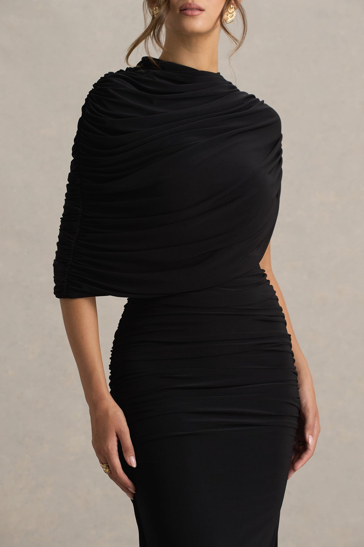 Glitz | Vestido largo en Negro con Escote Alto, Manga Capa y Detalle Fruncido