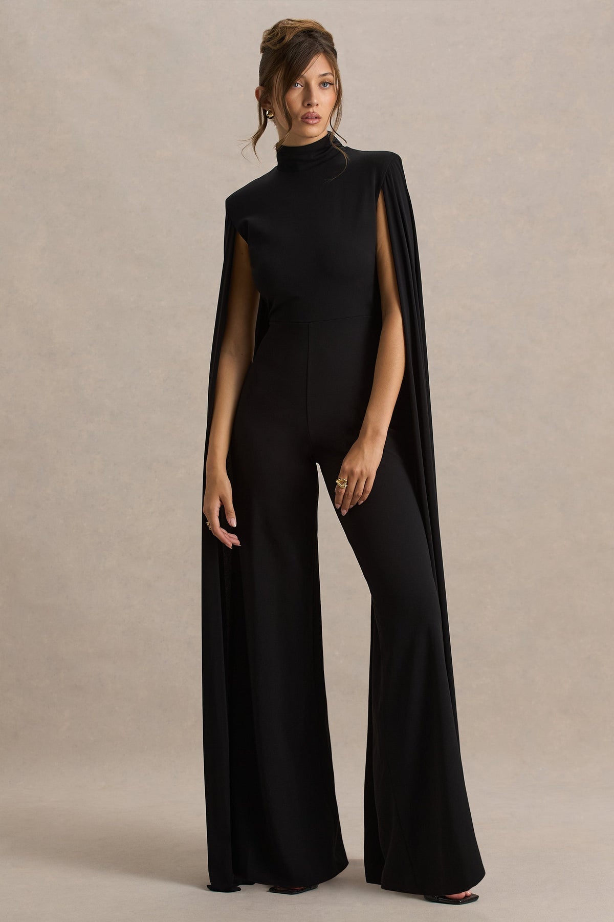 Dulcet | Mono Negro con Escote Alto y Mangas Capa