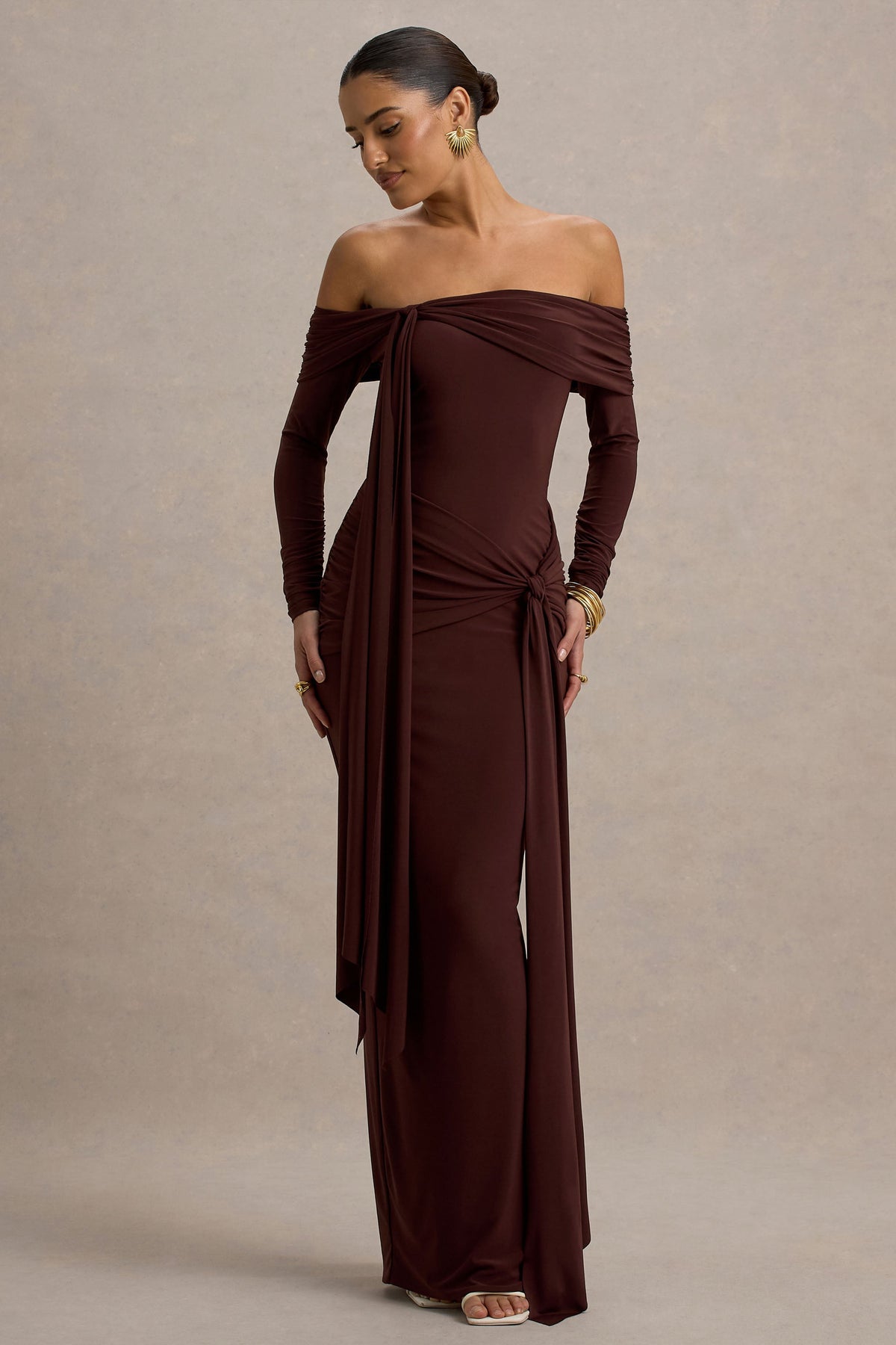 Jovie | Vestido largo marrón de mangas largas con escote bardot y detalle de nudo y lazo