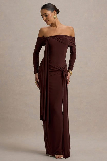 Jovie | Vestido largo marrón de mangas largas con escote bardot y detalle de nudo y lazo