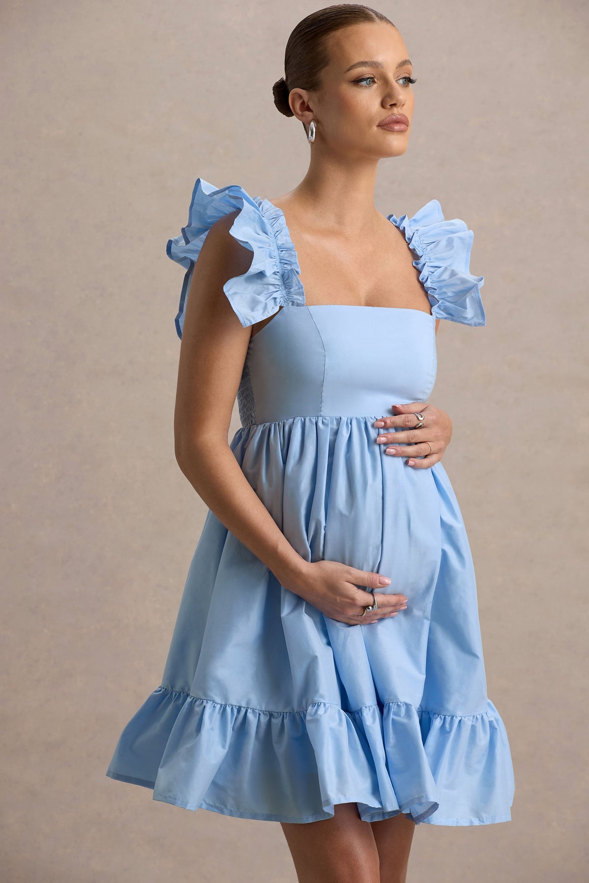 Dolly Daze | Vestido corto premamá en azul claro con detalle de volantes