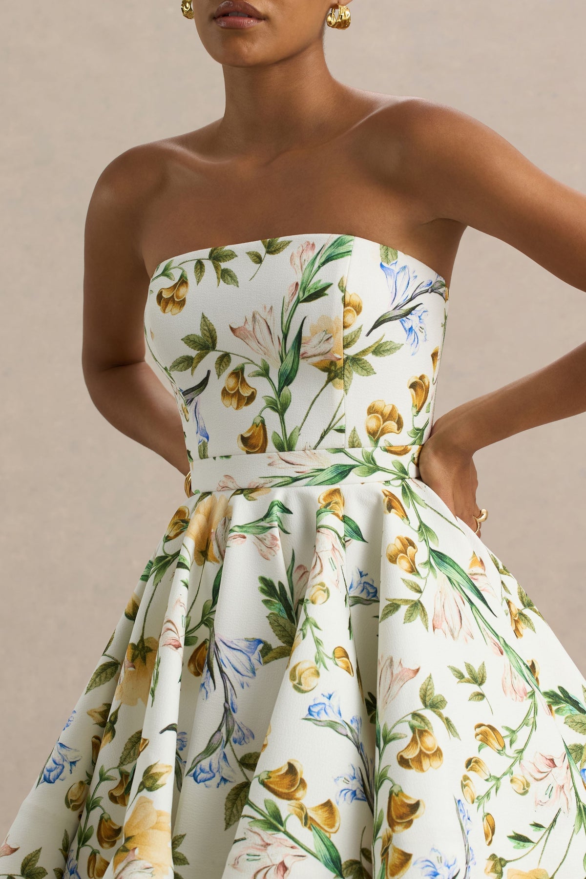 Valerian | Vestido corto Blanco con Estampado floral y Escote Bandeau con Bajo con Volantes