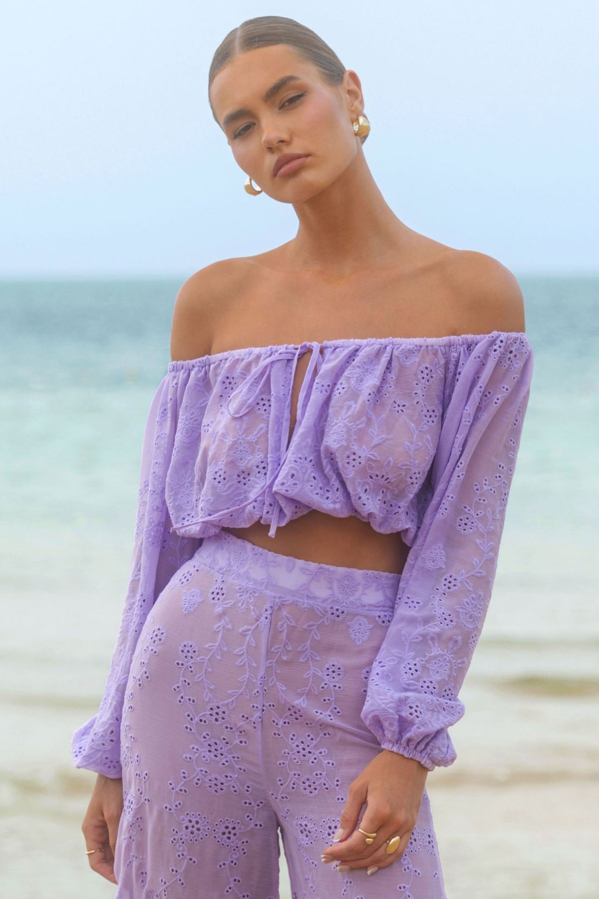 Fabienne | Top Lila Bordado con Escote Bardot y Mangas Abullonadas