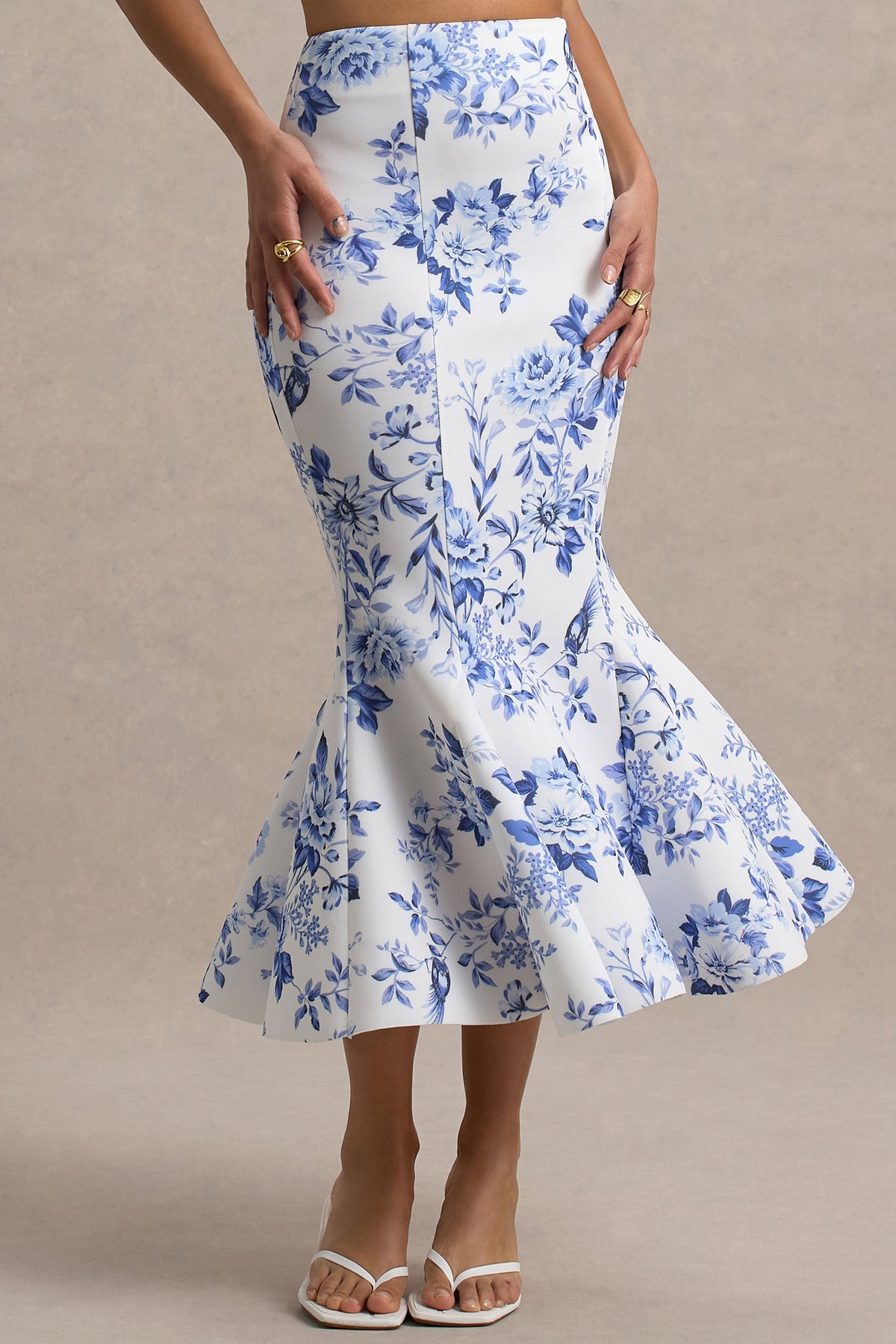 Amadea | Falda midi ajustada de talle alto con estampado de porcelana azul