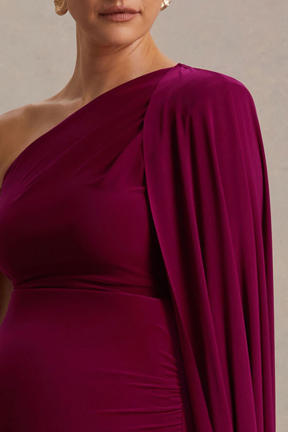 Amaryllis | Vestido Largo premamá color berry de un solo hombro con manga capa