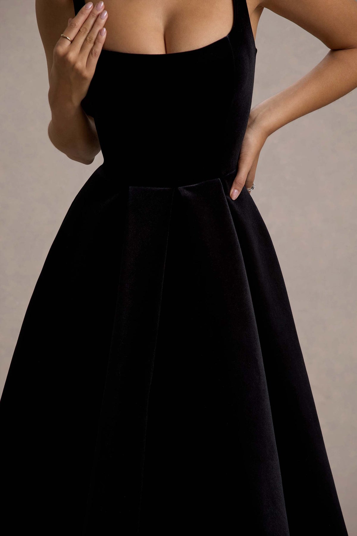 Francisca | Vestido Midi en terciopelo negro con falda plisada y volumen