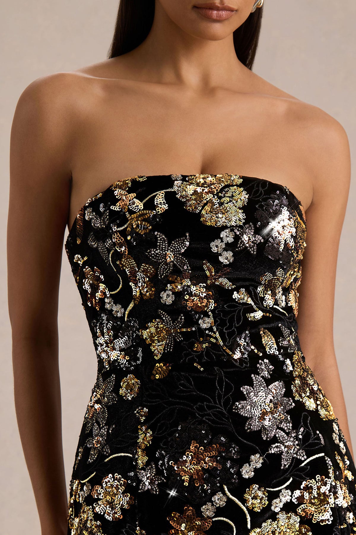 Valeri | Vestido Corto negro de terciopelo con escote bandeau y lentejuelas florales bronce