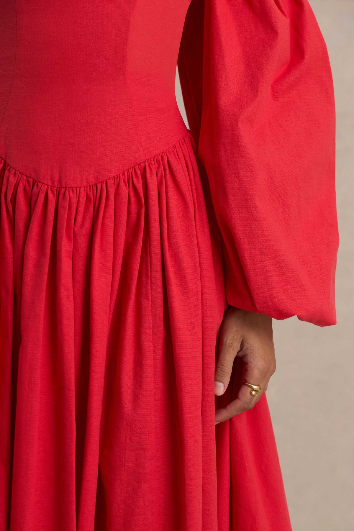 Macie | Vestido Midi Rojo con Escote en Corazón y Mangas Abullonadas