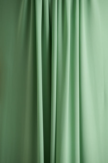 With Me | Vestido largo verde de cuello alto con frunces y aberturas