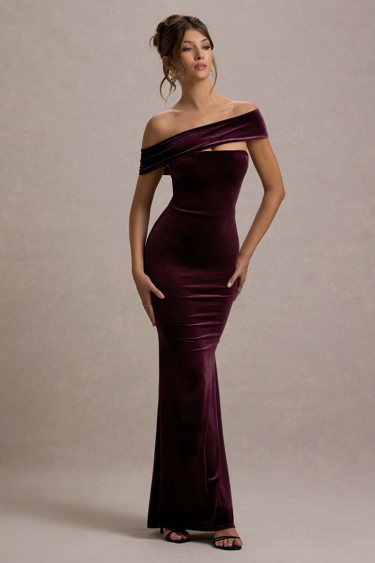 Candela | Vestido largo de Terciopelo morado con Escote Bardot Asimétrico