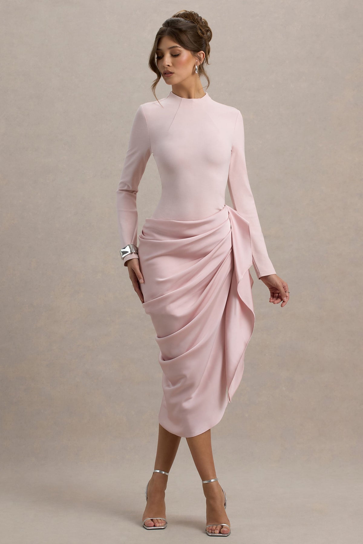 Raffie | Vestido Midi satinado rosa con mangas largas y drapeado lateral