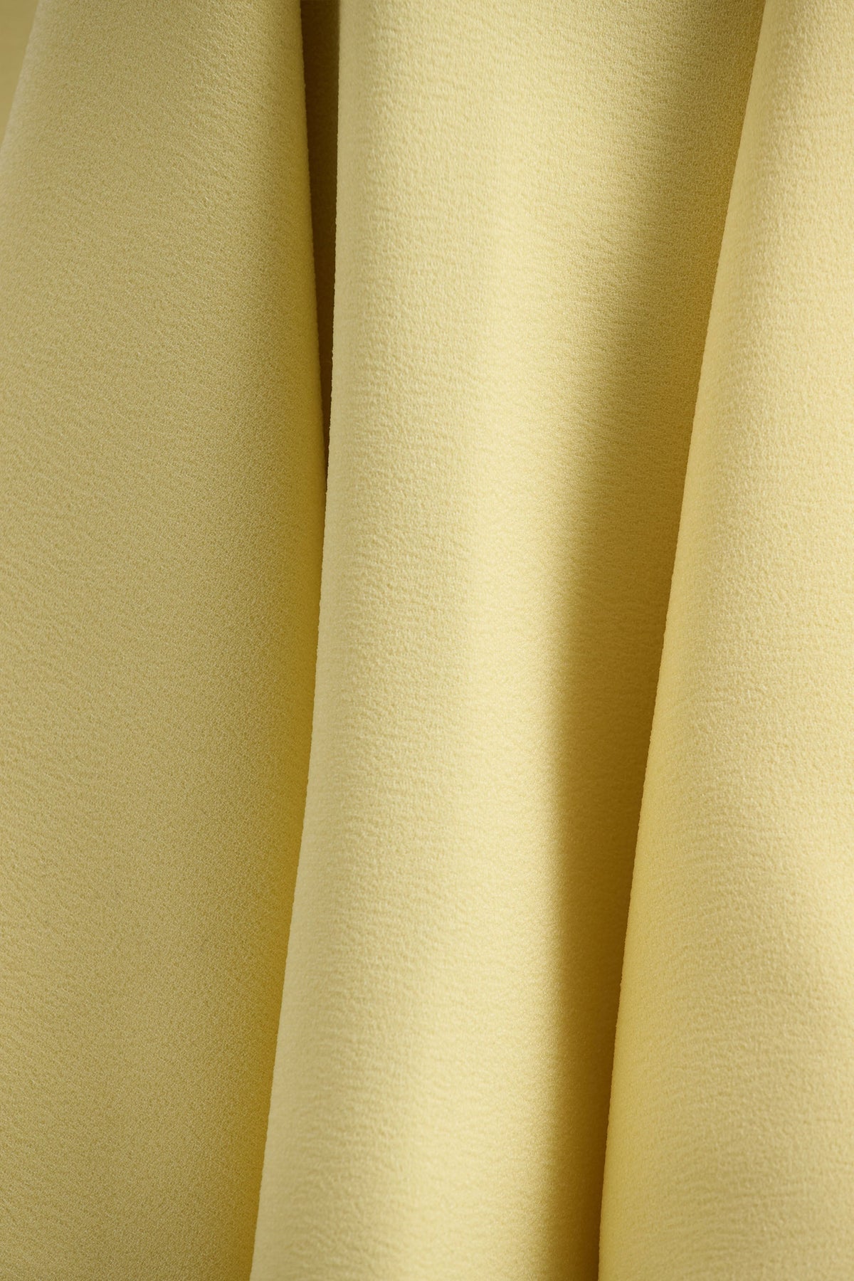 Gabrielle | Vestido corto amarillo limón de cuello alto con detalle fruncido