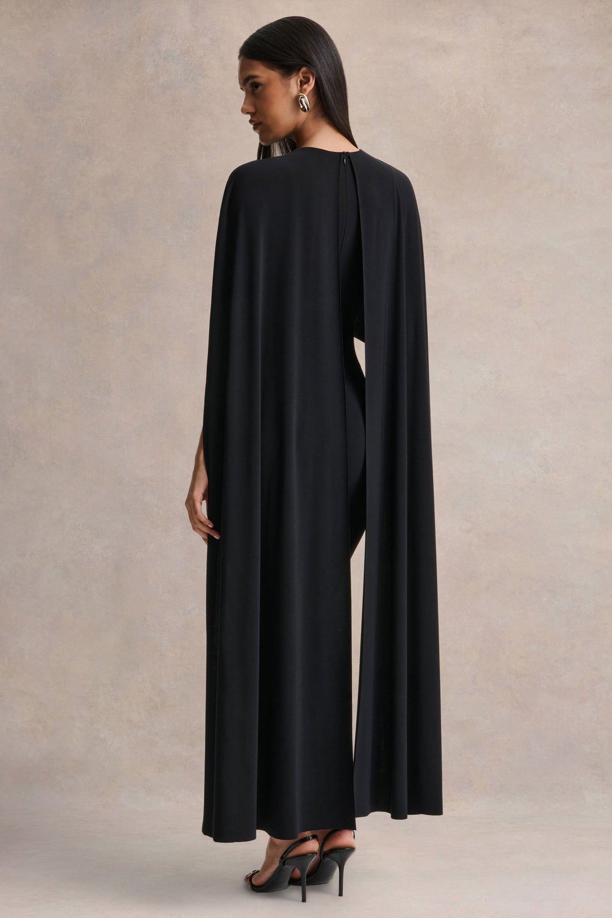 Kalani | Vestido Midi Negro con Cuello Redondo y Mangas Tipo Capa
