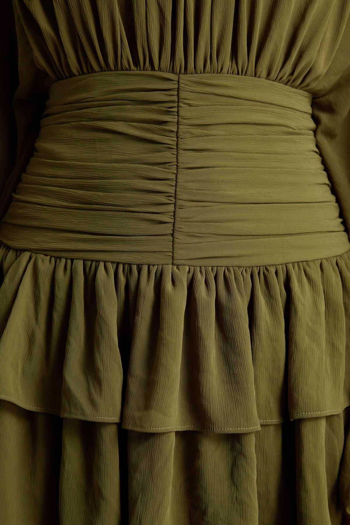 Imma | Vestido corto de cuello alto en color oliva con detalles de volantes