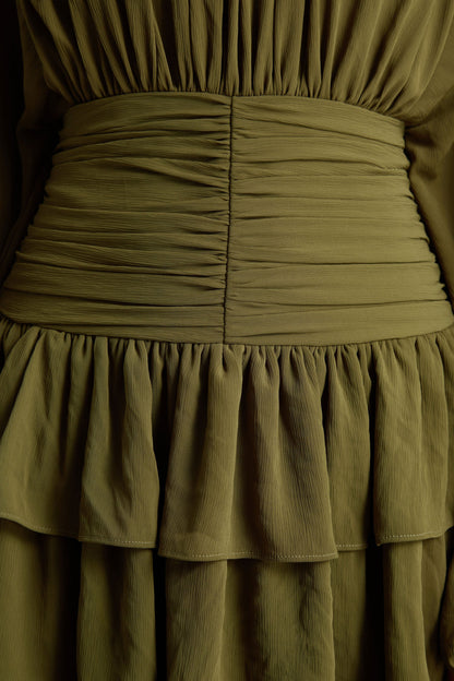 Imma | Vestido corto de cuello alto en color oliva con detalles de volantes
