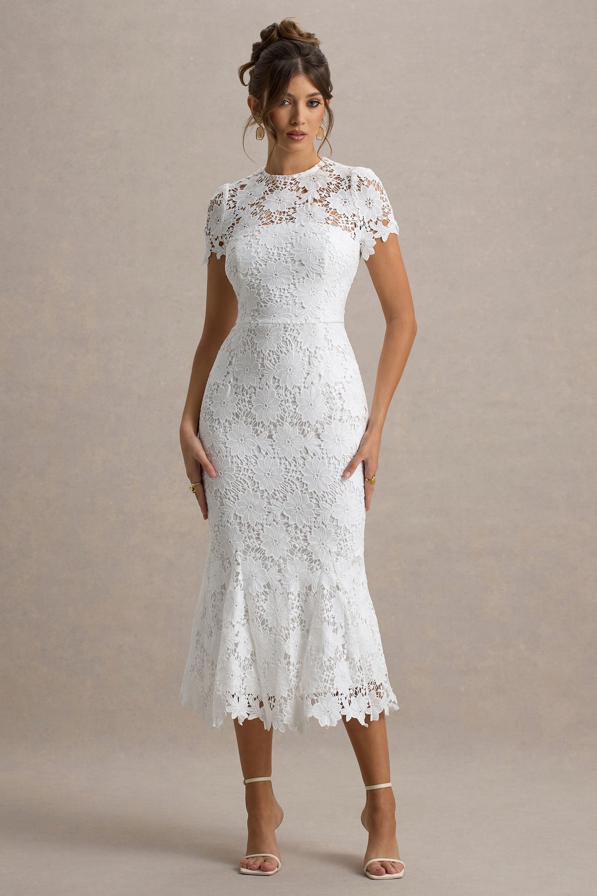 Clarissa | Vestido midi de encaje blanco con mangas cortas