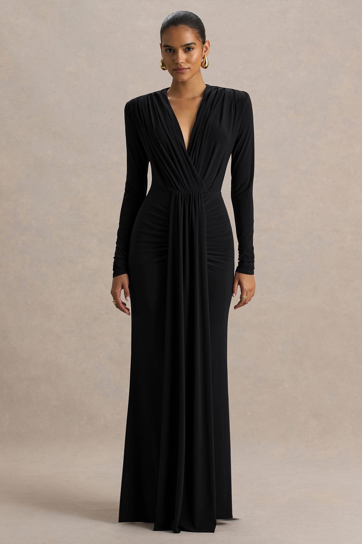 Flashy | Vestido Largo negro con escote pronunciado y detalles fruncidos