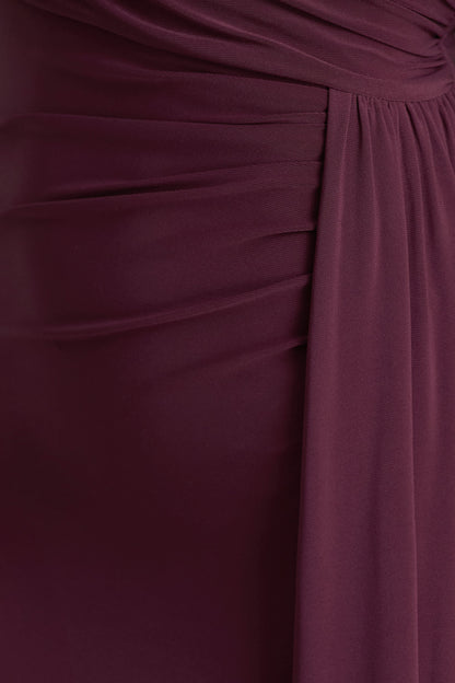 Anticipation | Vestido largo burdeos con mangas largas y detalle de capa y fruncidos