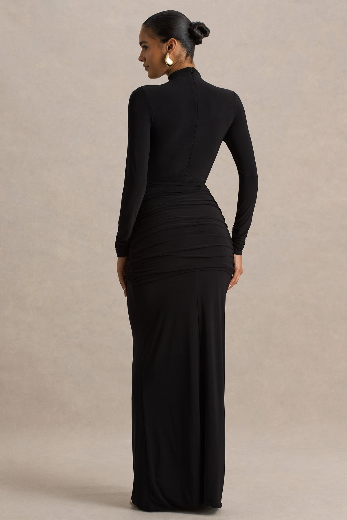 Alula | Vestido Largo Negro con Escote Alto y Detalle de Nudo