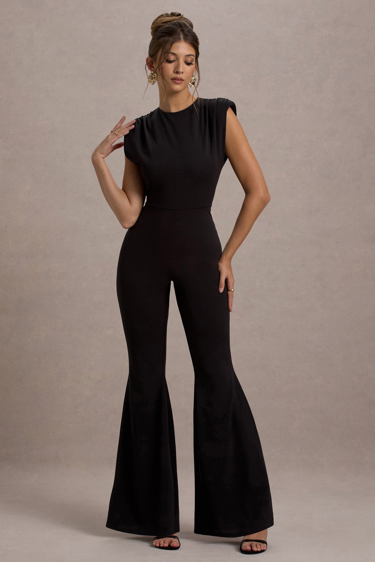 Elyna | Mono negro con hombros fruncidos y pantalones acampanados