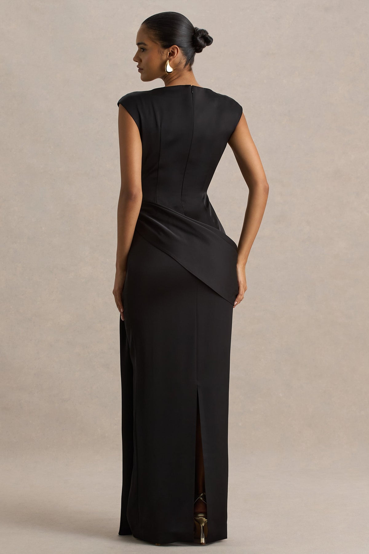 Influence | Vestido Largo Negro de Satén con Escote Alto y Detalles Fruncidos y Adornados