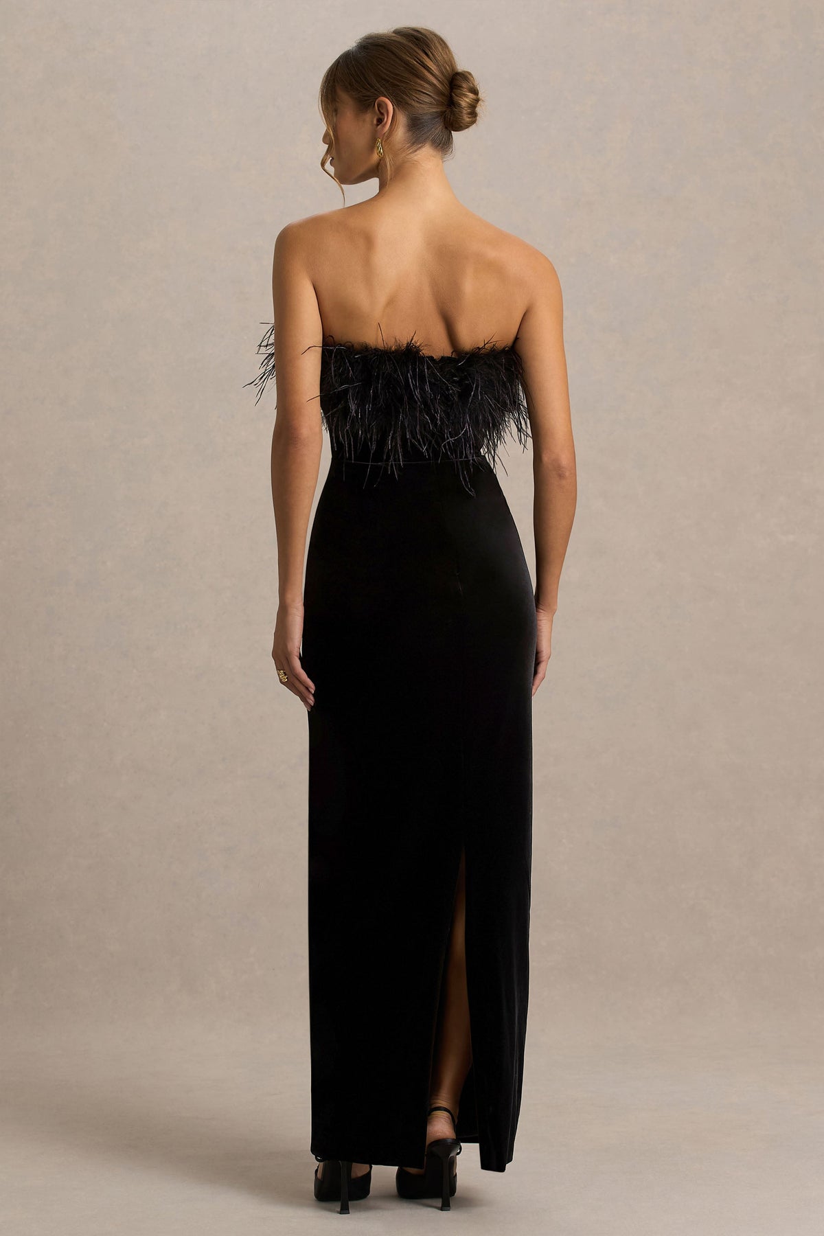 Arella | Vestido Largo de terciopelo negro con escote bandeau y ribete de plumas
