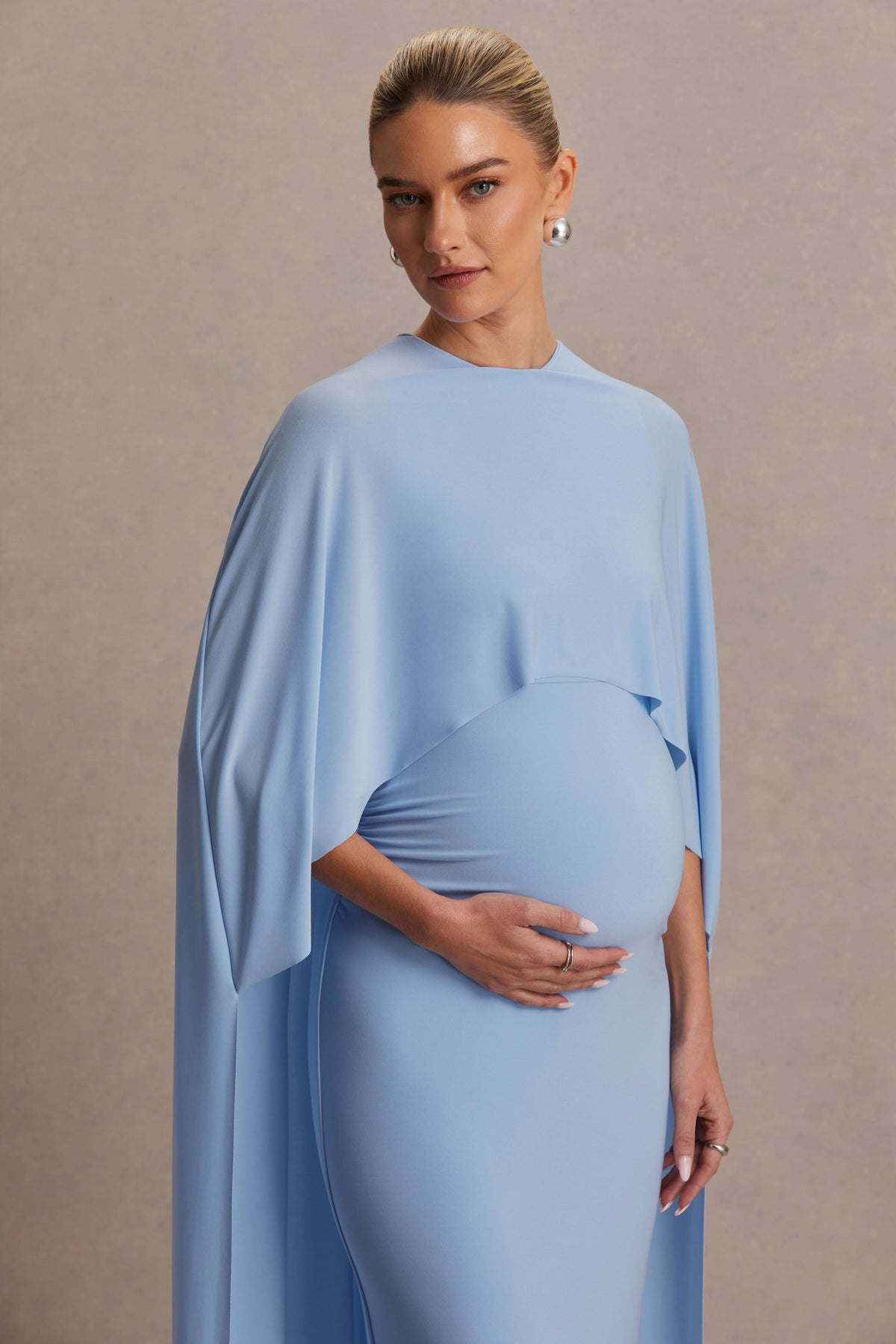 Padma | Vestido Largo Premamá Azul Polvo Drapeado con Mangas Capa