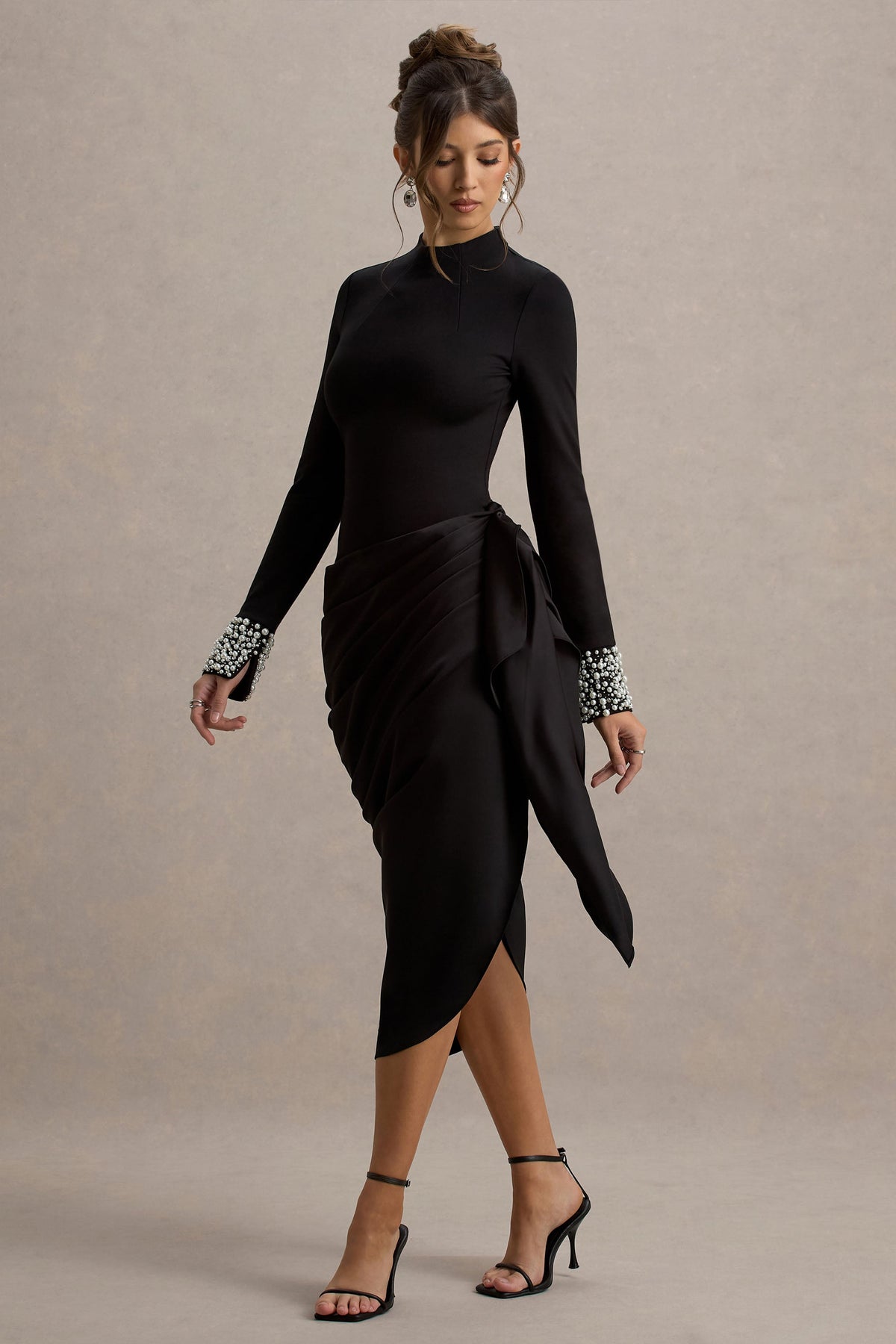 Luanna | Vestido Midi Negro de Satén con Mangas Largas y Falda Drapada