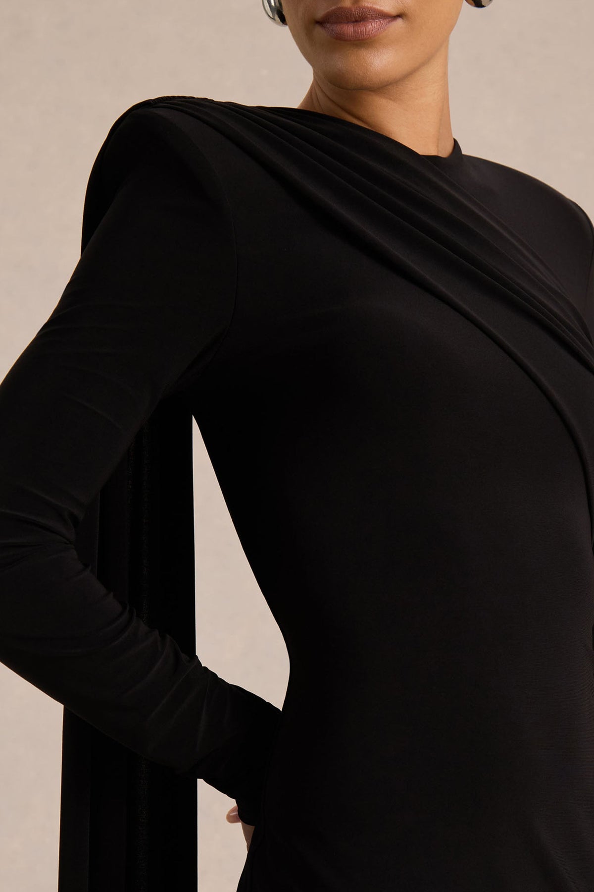 Zora | Vestido Corto Negro con Cuello Redondo y Fajín