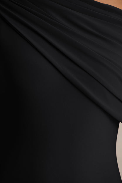 Zendaya | Vestido Largo Negro con Escote Asimétrico Cola de Pez y Detalle de Capa