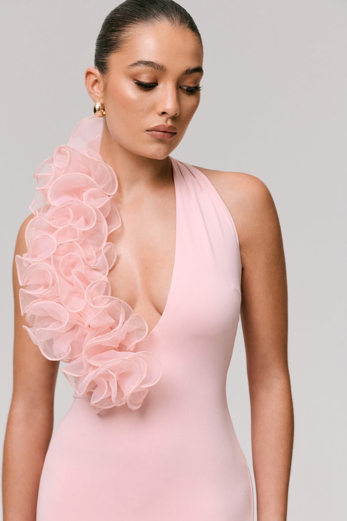 Harriet | Vestido largo rosa con escote pronunciado y detalle floral lateral