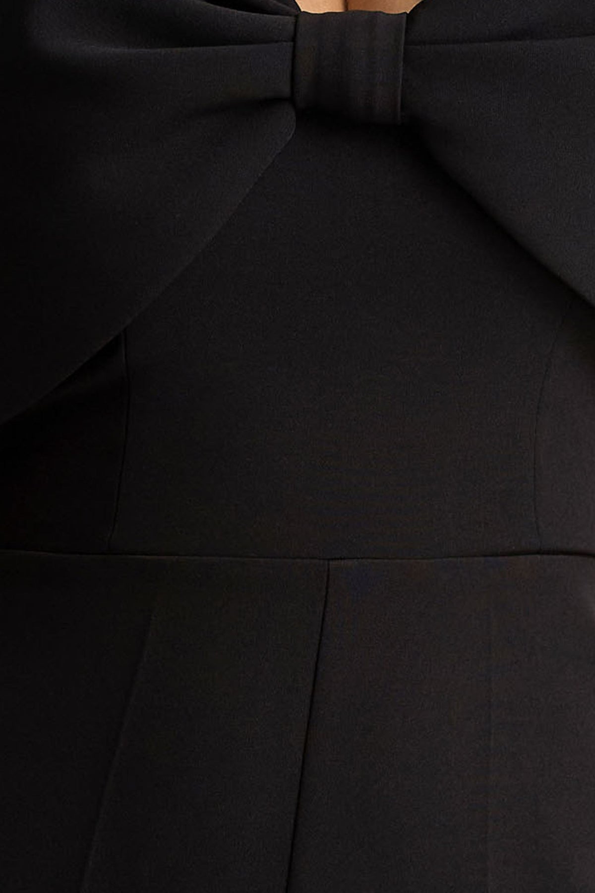 Vivid | Mono negro con escote pronunciado y detalle de lazo
