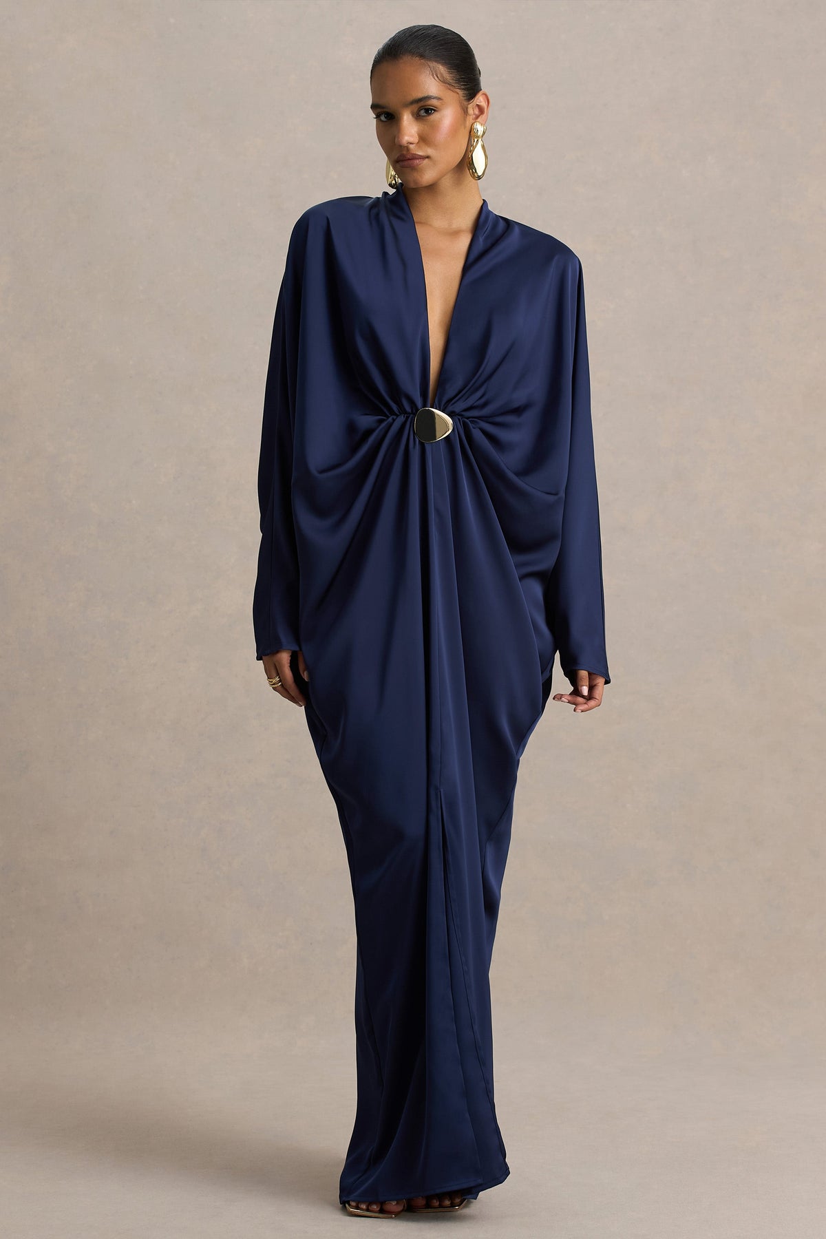 Tina | Vestido largo satinado azul marino con detalle dorado y mangas murciélago