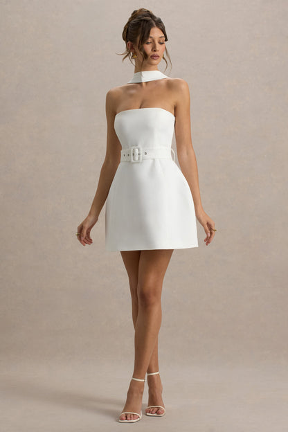 Timberly | Vestido corto blanco con escote bandeau y detalle de cinturón y choker