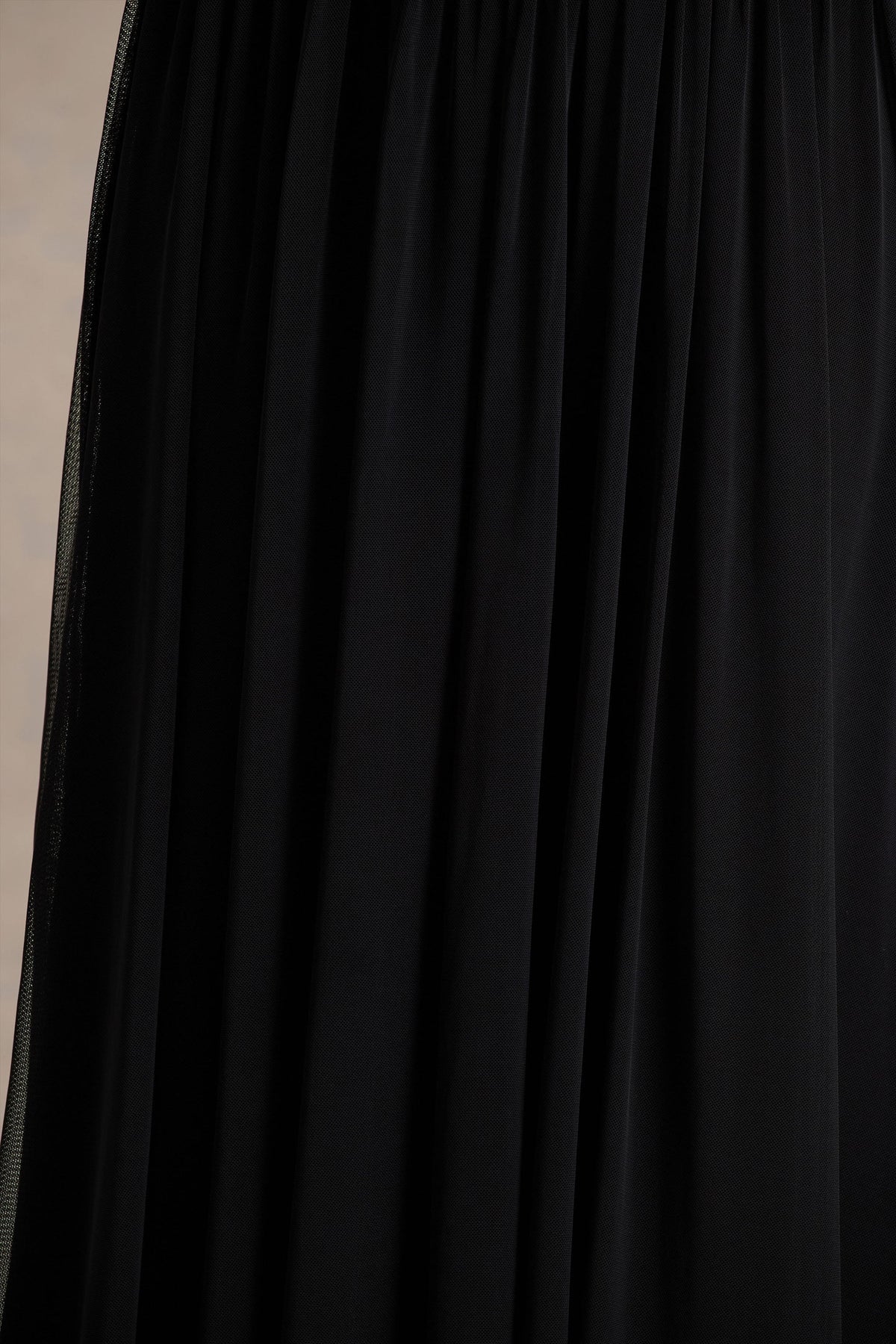 Amelia | Vestido Largo Negro Con Escote Redondeado Cintura Baja Y Flada Plisada