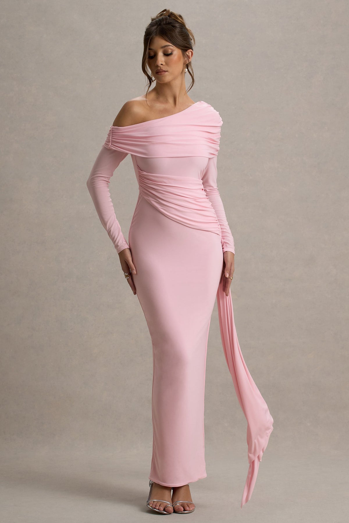 Valina | Vestido largo rosa con mangas largas y drapeado lateral