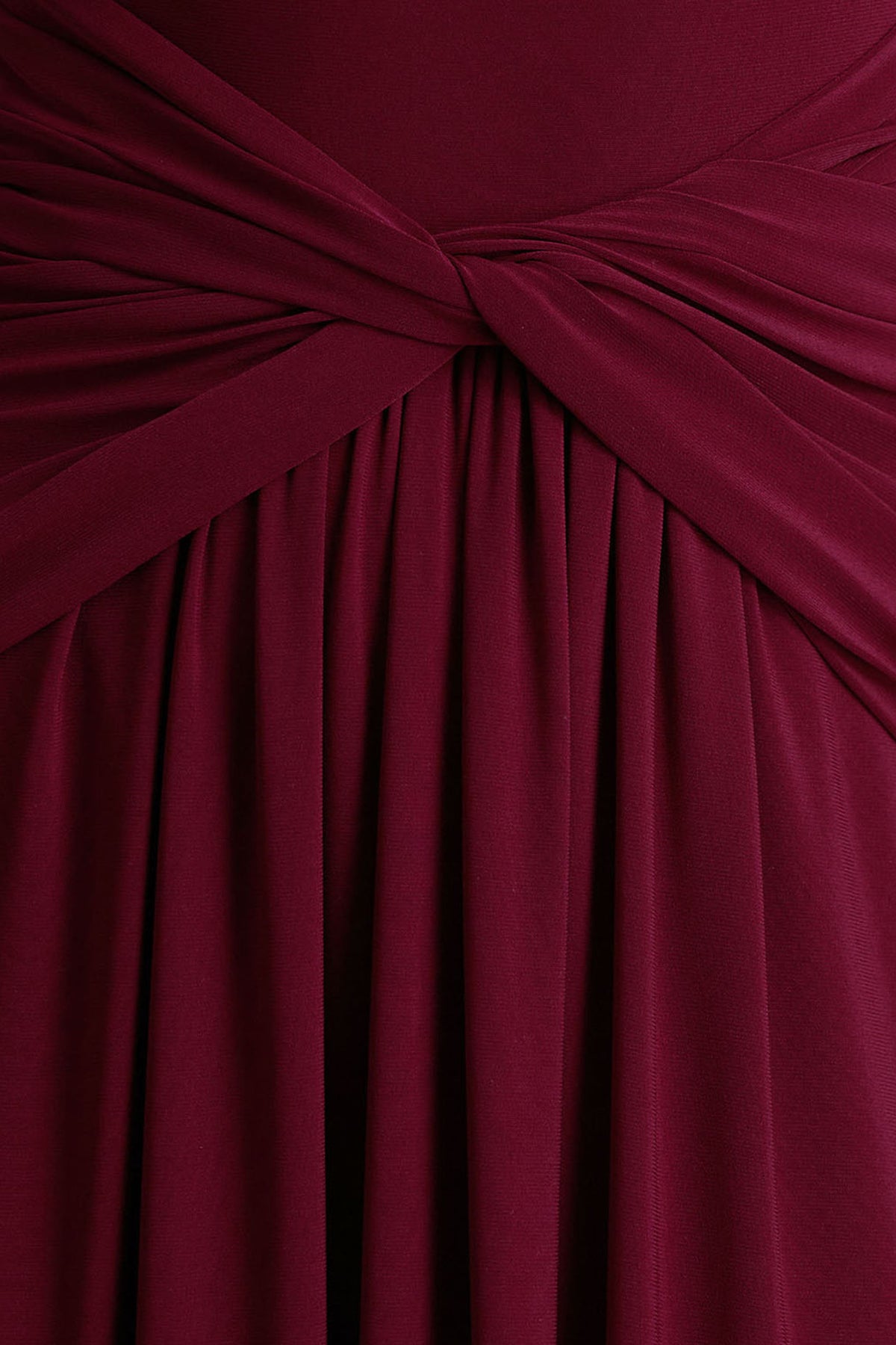 Estrella | Vestido Largo en tono berry con cuello alto y detalle fruncido