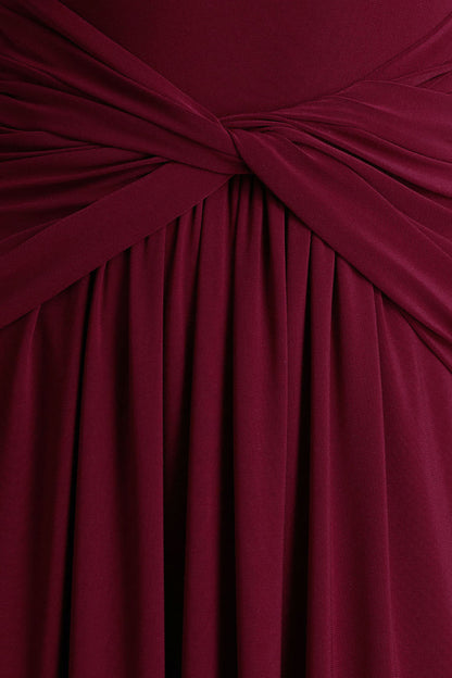 Estrella | Vestido Largo en tono berry con cuello alto y detalle fruncido