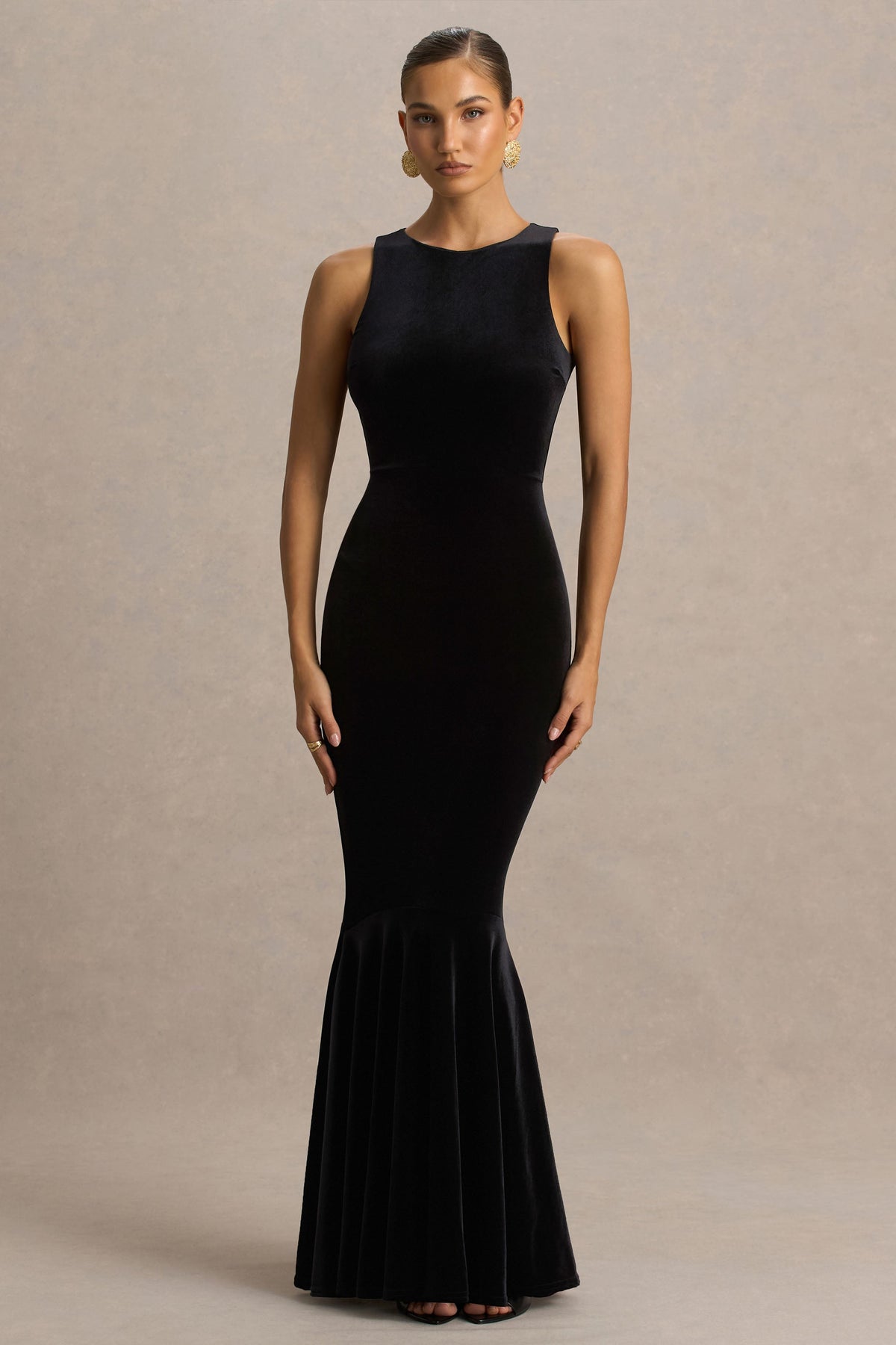 Pippa | Vestido Largo Negro De Terciopelo Con Cuello Redondo Y Cola De Sirena