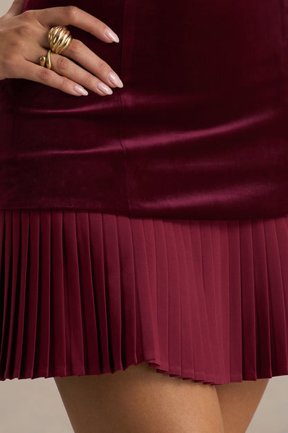 Valentina | Vestido corto de terciopelo burdeos con escote bandeau y falda plisada