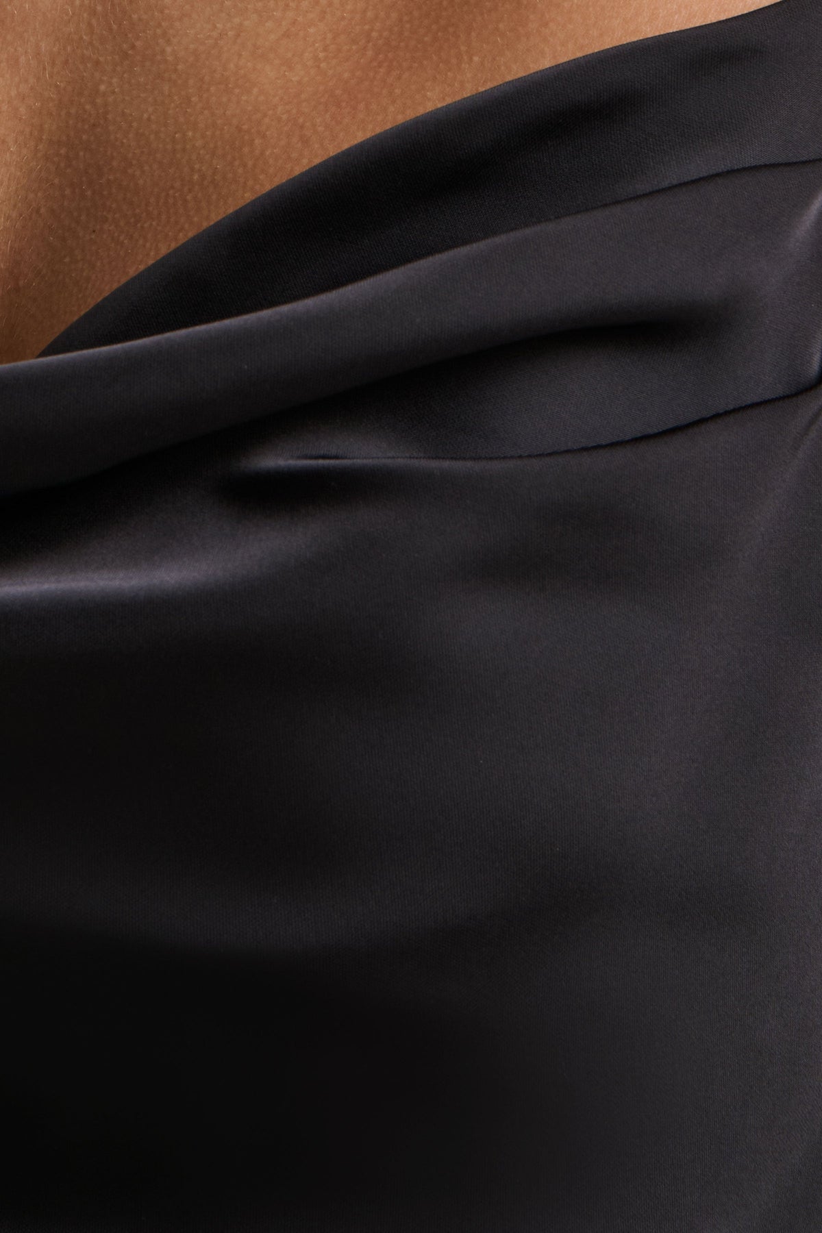 Maelia | Vestido largo de satén negro con escote drapeado y tirantes adornados