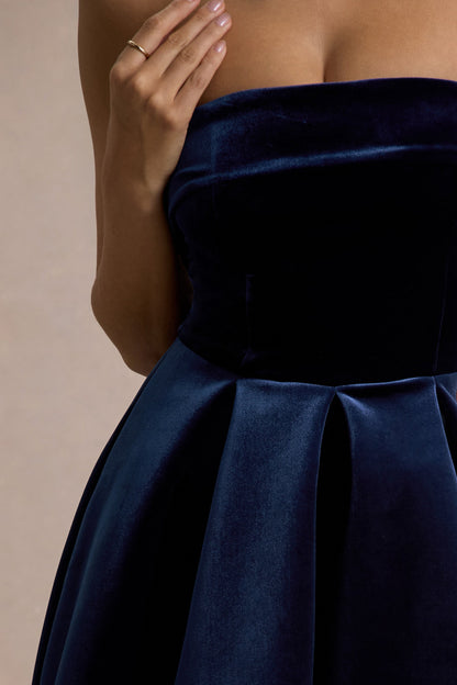 Addina | Vestido largo de terciopelo en azul marino con falda plisada