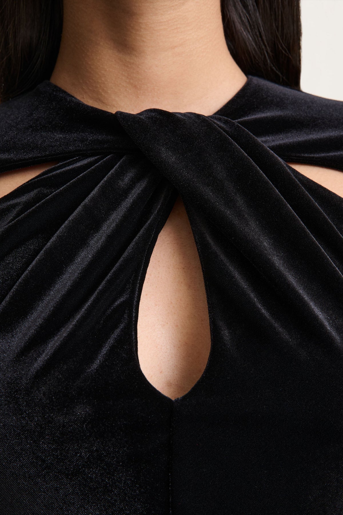 Francine | Vestido midi de terciopelo negro con escote redondo y detalles recortados