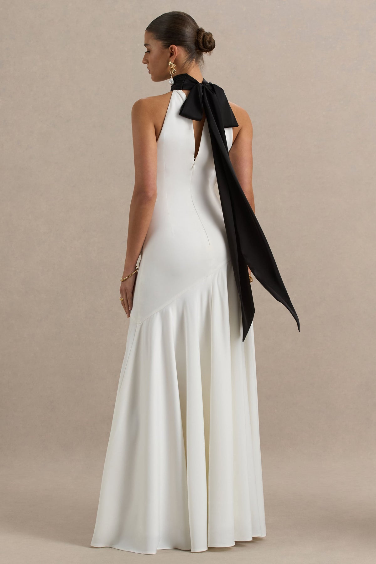 Luscious | Vestido largo blanco y negro con cuello alto cintura baja y detalle de lazo.