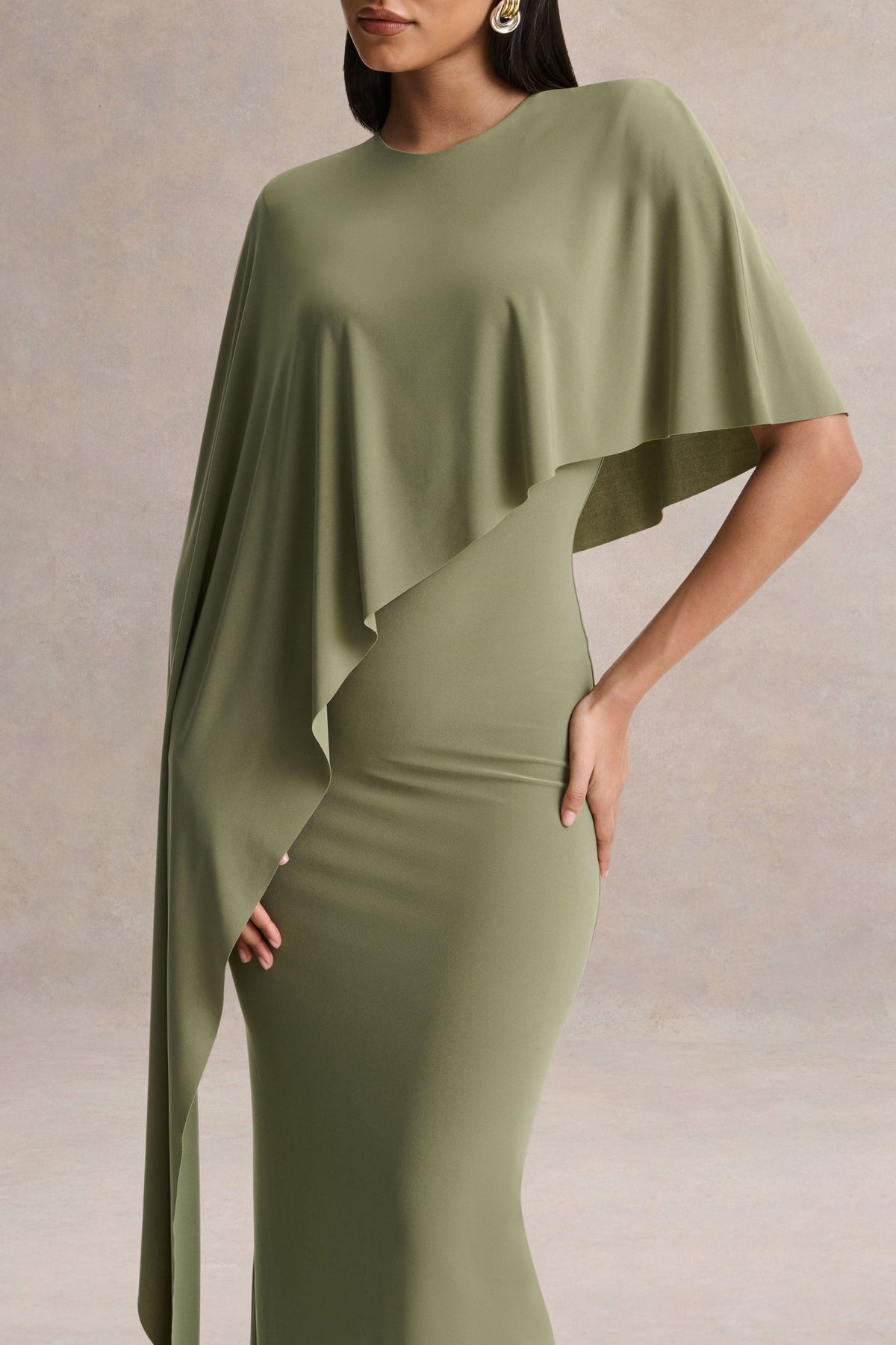 Ravena | Vestido Largo Verde Oliva de Cuello Redondo con Manga de Capa Asimétrica