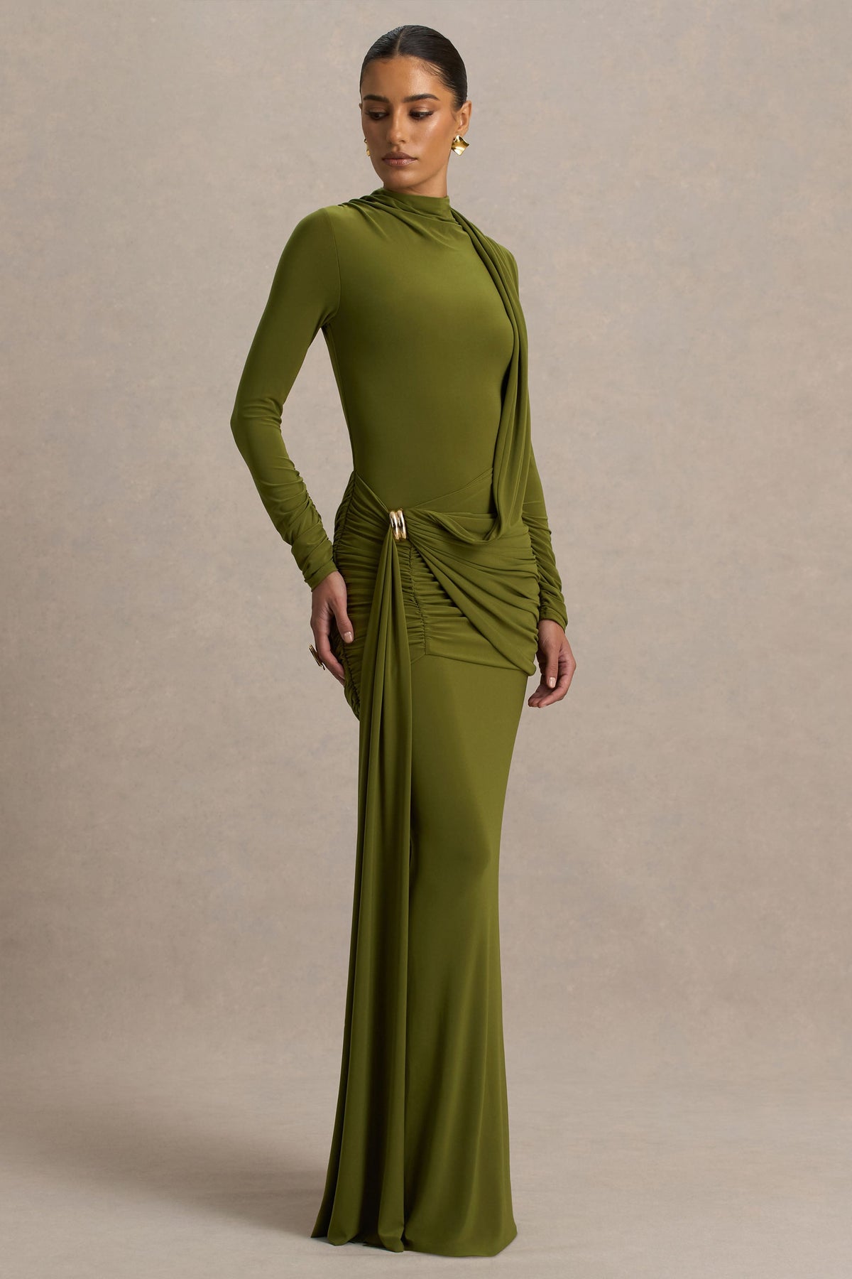 Melissa | Elegante Vestido Largo Oliva de Escote Alto con Detalles Drapeados y Fajín