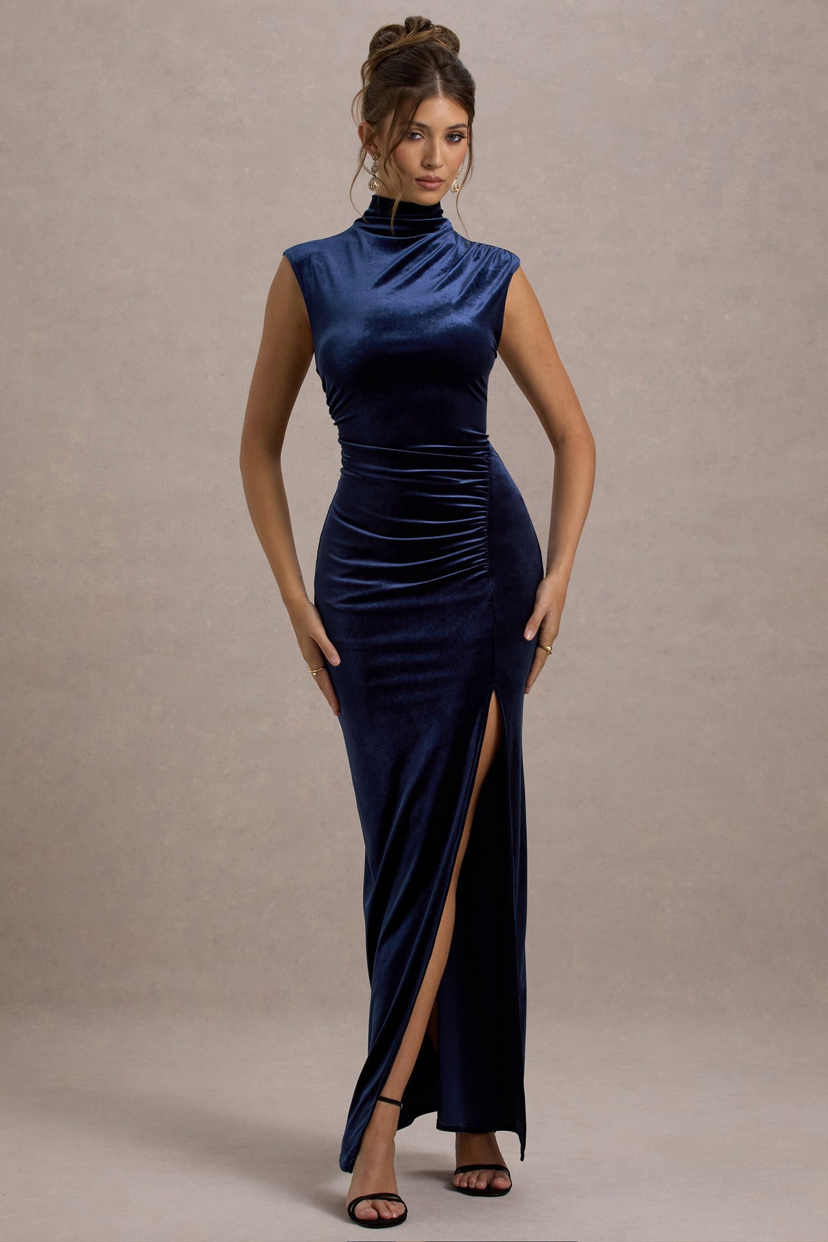 Abilene | Vestido largo de terciopelo en azul marino, de cuello alto y abertura lateral